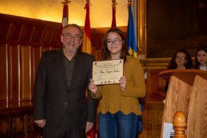 Francisco Marín, editor de la Editorial Gollarín, entrega uno de los premios "Escuela de Mandarines" a Elena Jorquera Reales.