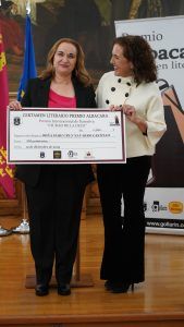 Mari Cruz, ganadora del premio de narrativa Ciudad de la Cruz, y Mari Carmen, del grupo Reina