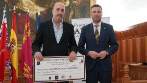 Miguel Sánchez Robles con el Alcalde de Caravaca