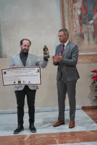 Ignacio Borgoñós, ganador del premio de poesía mística 2025 con José Francisco García, alcalde de Caravaca.