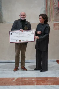 Juan Carlos Pérez, ganador del premio de narrativa Ciudad de la Cruz, con Mari Carmen Giménez de Postres Reina