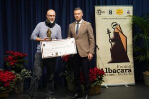 Jorge Fernández, ganador poesía mística, con José Francisco García, alcalde de Caravaca).